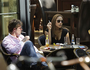 Una pareja fuma en un bar. (Foto: AP)