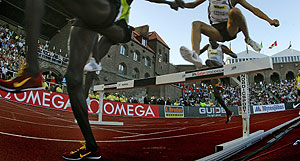 Atletas durante una competición de salto de vallas. (Foto: Reuters)