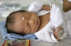 Un recin nacido en un hospital de Manila. (Foto: REUTERS)