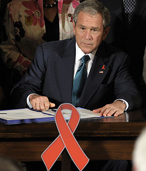 George Bush, tras firmar la ley