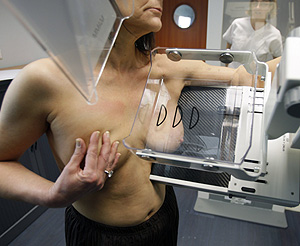 Una mujer se somete a una mamografa (Foto: Reuters | Jean-Paul Pelissier)