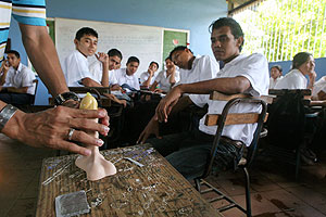 Unos estudiantes reciben clases de educación sexual en Managua. (Foto: Esteban Felix | AP)