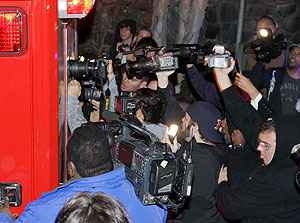 Los paparazzi se agolpan junto a la ambulancia que traslada a Britney Spears. (Foto: AP)