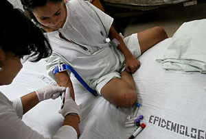 Una enfermera tomando una muestra de sangre en el Hospital Manolo Morales en Managua. (Foto: Esteban Felix | AP)