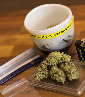 La ley obliga a especificar que esta taza de marihuana 'no contiene nicotina' (Foto: Reuters | Michael Kooren)