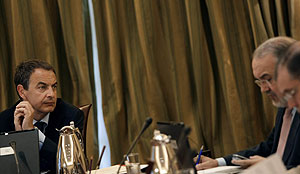 Zapatero en un gabinete de crisis la pasada semana. (Foto: Susana Vera | Reuters)