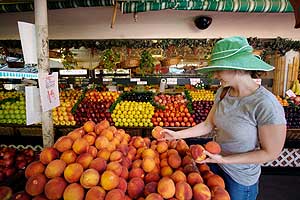 Una mujer compra fruta en una tienda en California. (Foto: AP)