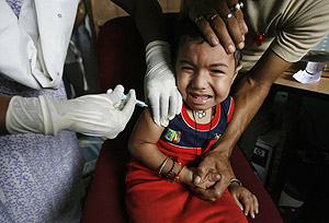 Un nio recibe una vacuna en La India. (Foto: REUTERS)