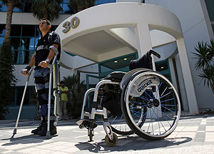 Radi Kaiof en pie junto a su silla de ruedas gracias a 'Rewalk'. (Foto: Reuters)