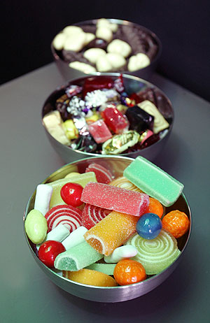Recipientes con gominolas y caramelos. (Foto: Bernab Cordn)