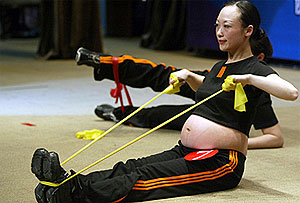 Una embarazada china en una exhibicin. (Foto: AFP)