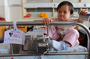 Una nia contaminada por la leche Sanlu, en un hospital de Anhui. (Foto: AFP)
