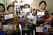 Un grupo de padres reclama una compensacin por haber comprado leche contaminada. (Foto: AFP)