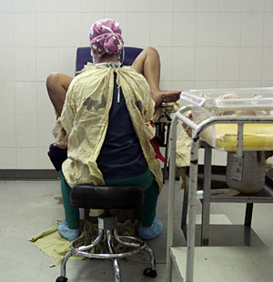 Una mujer da a luz en el Hospital Escuela de Tegucigalpa, Honduras. (Foto: Edgard Garrido | Reuters)