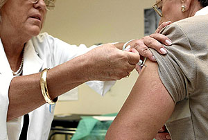 Una enfermera suministra la vacuna de la gripe. (Foto: El Mundo)