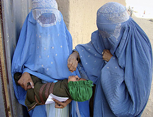 Dos afganas vacunan a un nio contra la polio (Foto: AP | Abdul Khaleq)