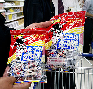 Caramelos de la misma marca retirada en un supermercado de Malasia (Foto: AFP)