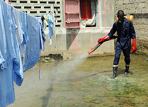 Un hombre desinfecta una casa inundada en Senegal para evitar la proliferacin de mosquitos. (Foto: AFP)