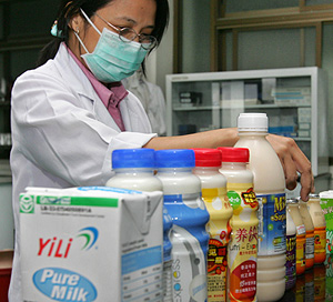 Una especialista analiza varias marcas de leche en Filipinas (AP | Pat Roque)