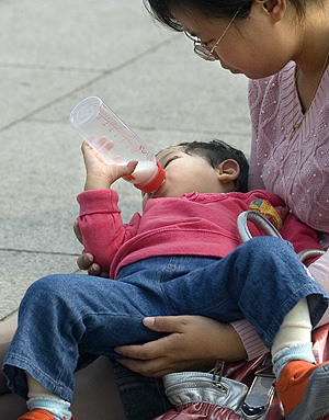 Una nia bebe leche en la plaza de Tiananmen (Foto: AP | Alexander F. Yuan)