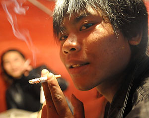 Un joven fumando en la provincia china de Anhui. (Foto: AFP)
