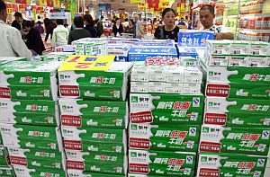 Cajas de leche en un supermercado chino. (Foto: AP)