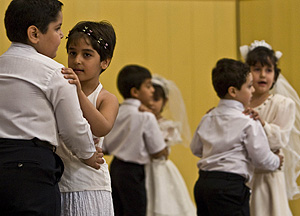Varios niños iraníes en una representación escolar (Foto: Reuters | Raheb Homavandi)