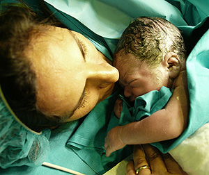 Soledad sostiene a Javier en el momento de nacer (Foto: El Mundo | SAS)