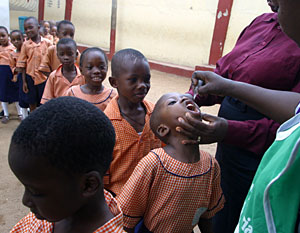 Imagen de archivo de la vacunacin de varios alumnos de un colegio de Lagos, Nigeria. (Foto: George Osodi | AP)