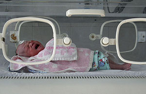 Un recin nacido recibe cuidados en un hospital de China. (Foto: Reuters)