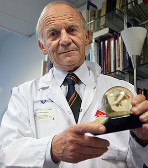 El doctor Carpentier mostrando un prototipo del corazn (Foto: AFP)