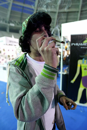 Un joven fuma un porro en Expocannabis, feria celebrada en Legans. (Foto: Juan M. Espinosa | EFE)