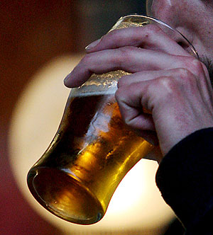 Un joven bebe una pinta de cerveza en un pub de Londres. (Foto: EFE)