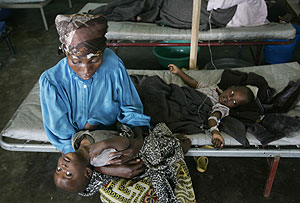 Una madre sujeta a su hijo, enfermo de cólera. (Foto: AP)