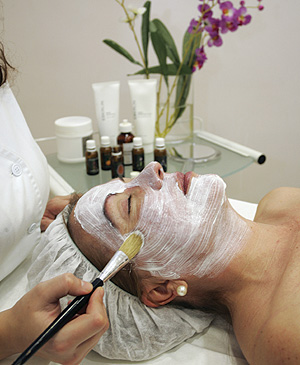 Tratamiento facial en una clnica de medicina esttica (Foto: Bernab Cordn)