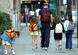 Un grupo de escolares se dirigen al colegio. (Foto: EL MUNDO)
