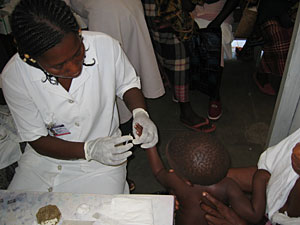 Una doctora realiza una prueba a un niño con malaria en el centro de Manhica. (Foto: Juan Carlos de la Cal)