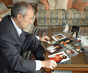 Beppino Englaro muestra fotos de su hija en su casa (Foto: AP | LaPresse)