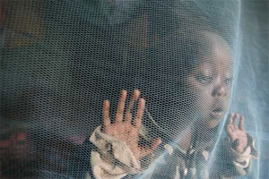 Siama Marja, de tres aos, juega protegida por una tela antimosquitos en Kenia (Foto: EFE | Stephen Morrison)