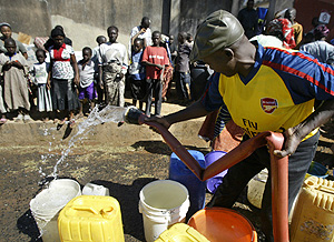 Un hombre reparte agua a varios nios en Nigeria (Foto: AP | Sunday Alamba)