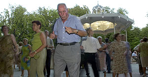 Ancianos bailando en el parque de La florida de Madrid. (Foto: Adrin Ruiz de Hierro)