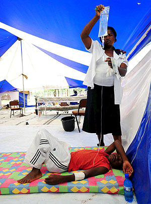 Un nio recibe tratamiento en un hospital de campaa de Mandimbo, Sudfrica. (Foto: EFE)