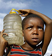 Un nio transporta agua. (Foto: AFP | D. Kwande)