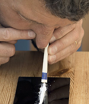 Un hombre esnifa una raya de coca. (Foto: El Mundo)