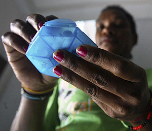 Una mujer con VIH se prepara su medicacin en Papa (Foto: Reuters | Oka Barta Daud)