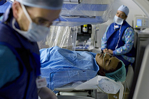 Un equipo de cardiólogos opera a un joven en República Dominicana (Foto: Reuters | Eduardo Muñoz)
