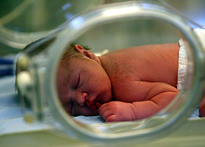 Un bebé en una incubadora. (Foto: Eddy Kelele)