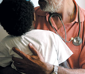 Una nia subsahariana en brazos de un doctor (Foto: J. F. Ferrer)