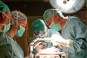 Un equipo de cirujanos en el quirfano. (Foto: EL MUNDO)