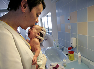 Una enfermera abraza a un beb (Foto: Reuters | Katarina Stoltz)